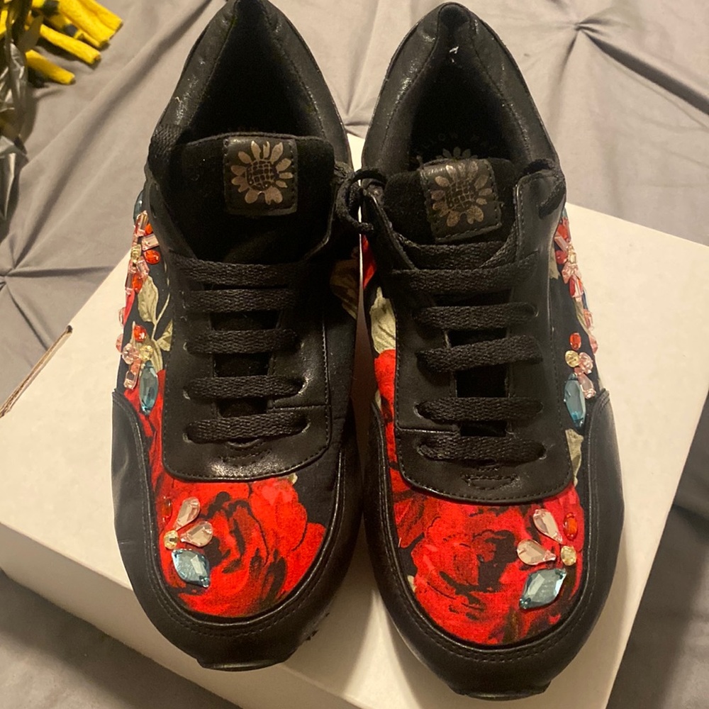 Like new Yellow Box shoes